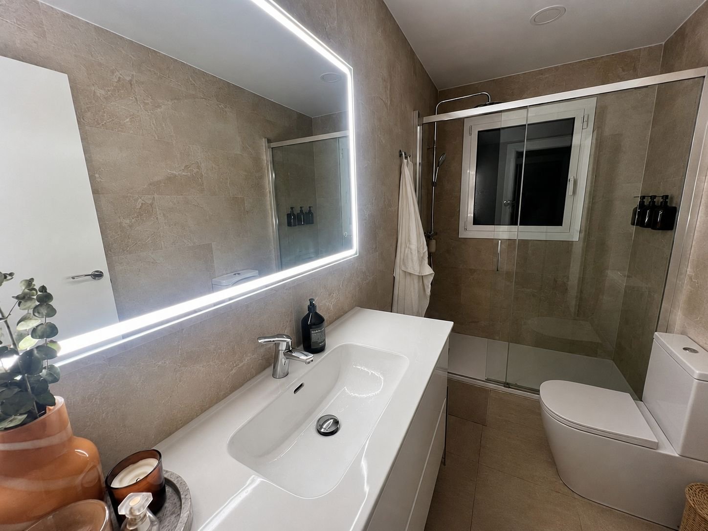 In der Wohngegend von Mas Mila in Olivella gelegen, verbindet dieses Zuhause reines nordisches Design mit dem entspannten mediterranen Lebensstil und