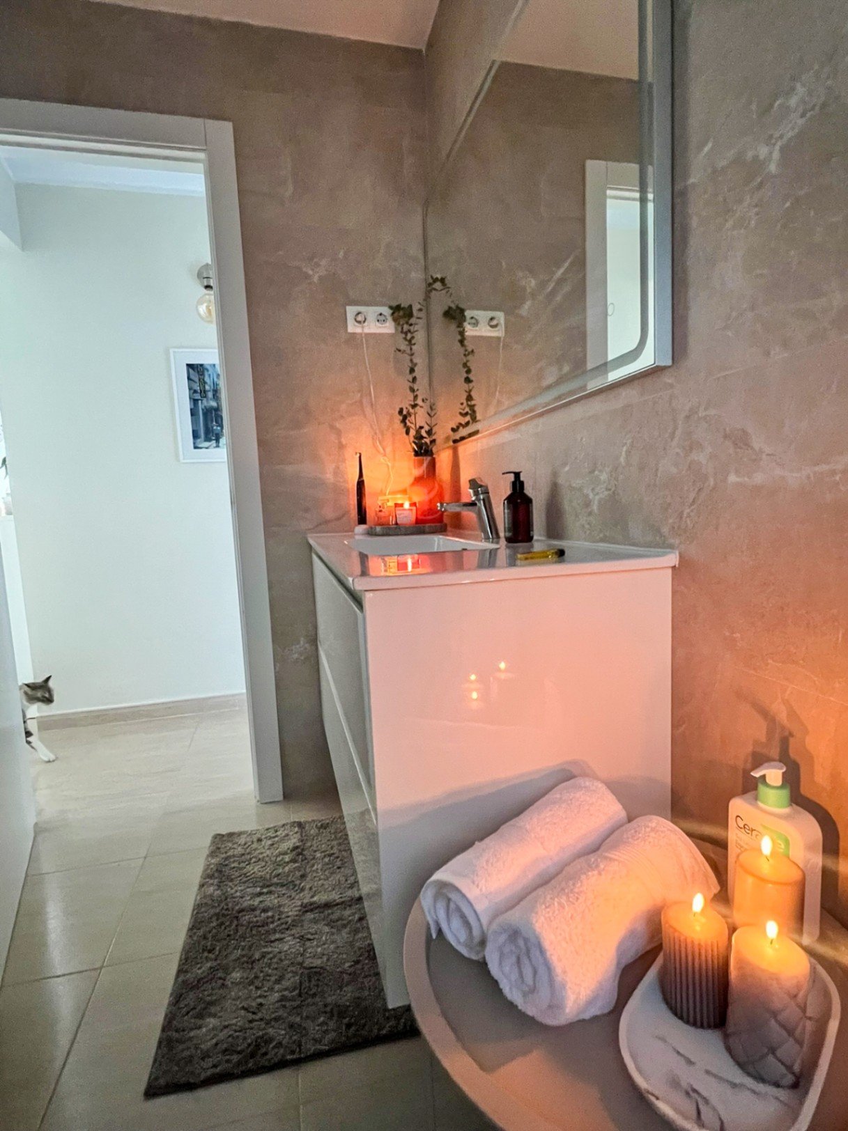 In der Wohngegend von Mas Mila in Olivella gelegen, verbindet dieses Zuhause reines nordisches Design mit dem entspannten mediterranen Lebensstil und