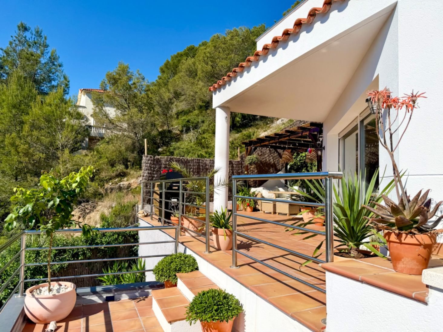 In der Wohngegend von Mas Mila in Olivella gelegen, verbindet dieses Zuhause reines nordisches Design mit dem entspannten mediterranen Lebensstil und