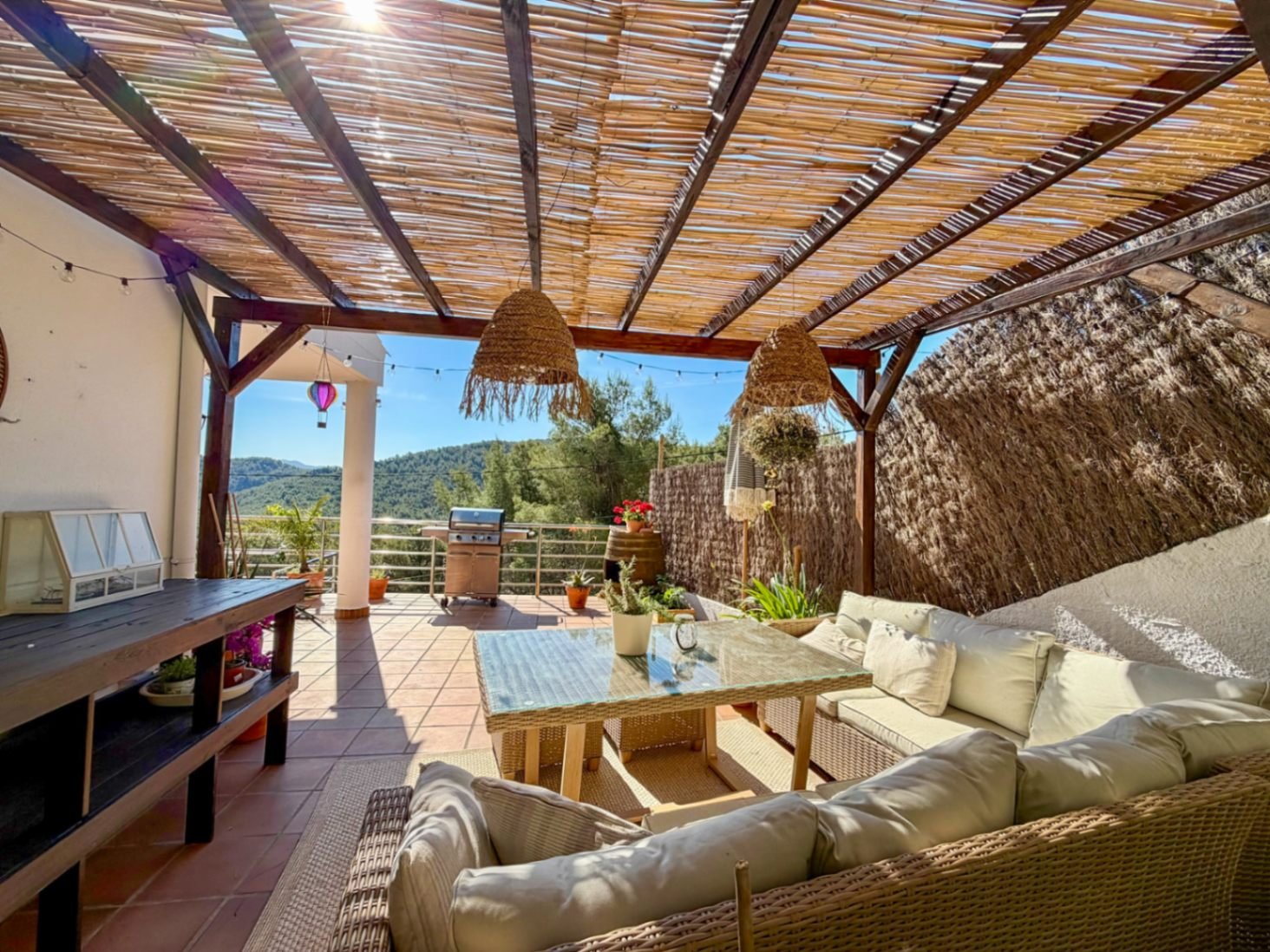 In der Wohngegend von Mas Mila in Olivella gelegen, verbindet dieses Zuhause reines nordisches Design mit dem entspannten mediterranen Lebensstil und