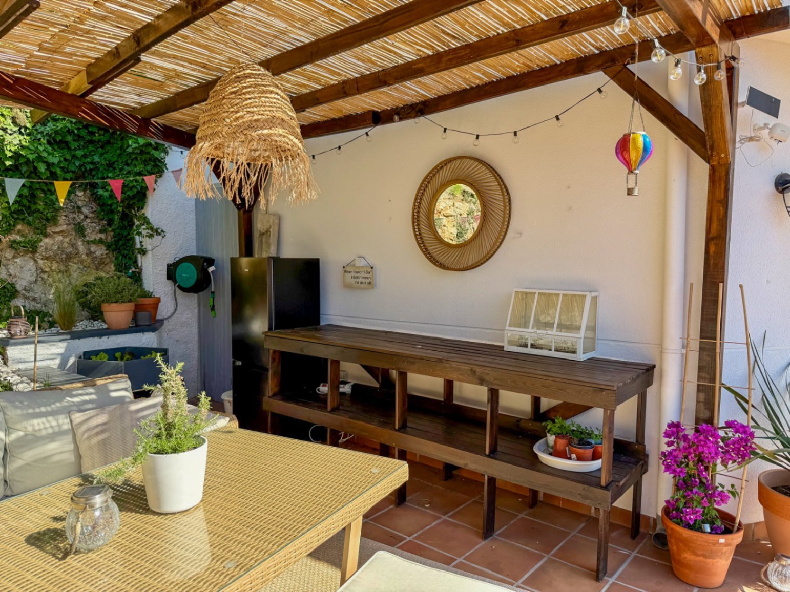 In der Wohngegend von Mas Mila in Olivella gelegen, verbindet dieses Zuhause reines nordisches Design mit dem entspannten mediterranen Lebensstil und