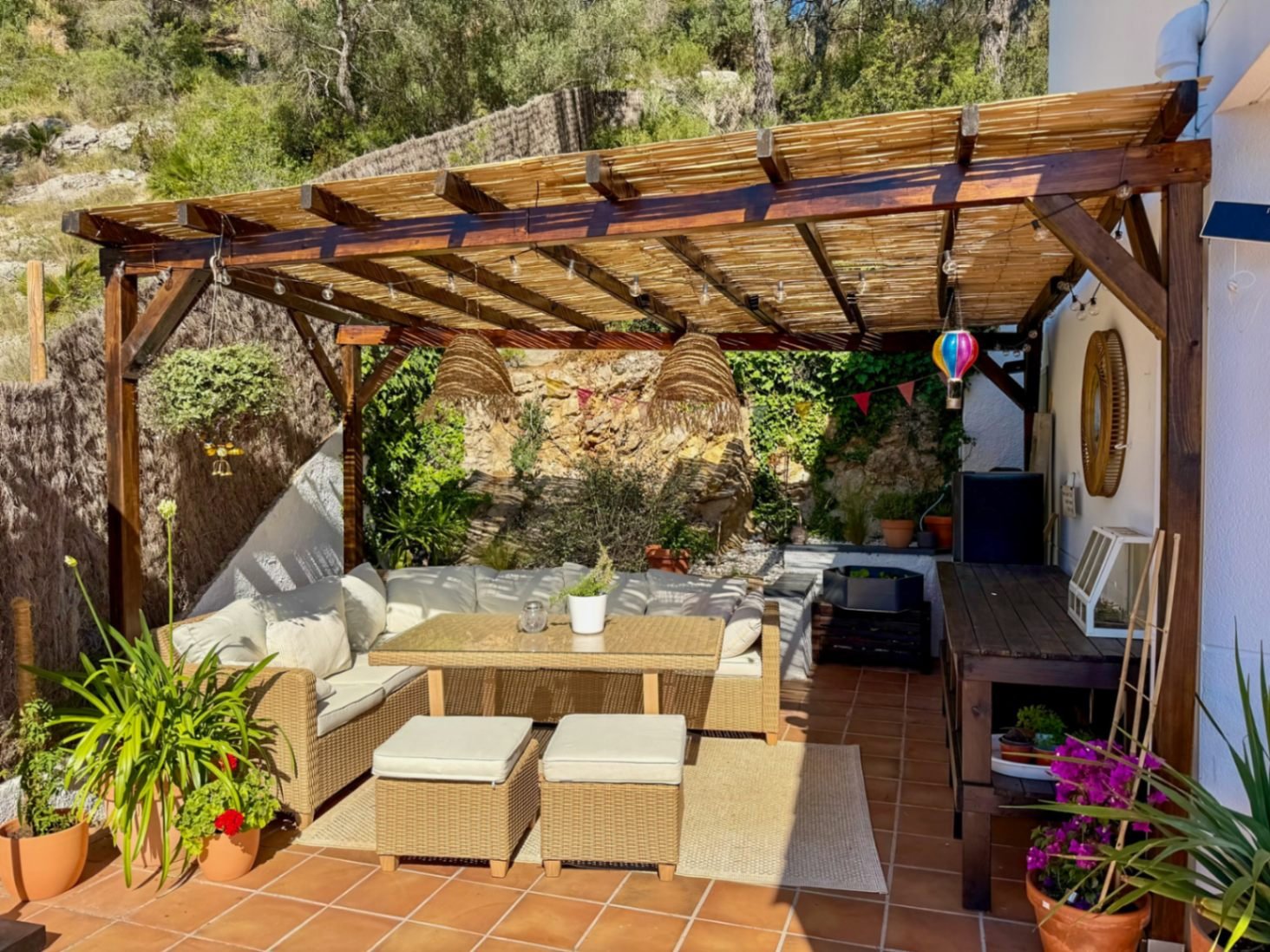 In der Wohngegend von Mas Mila in Olivella gelegen, verbindet dieses Zuhause reines nordisches Design mit dem entspannten mediterranen Lebensstil und