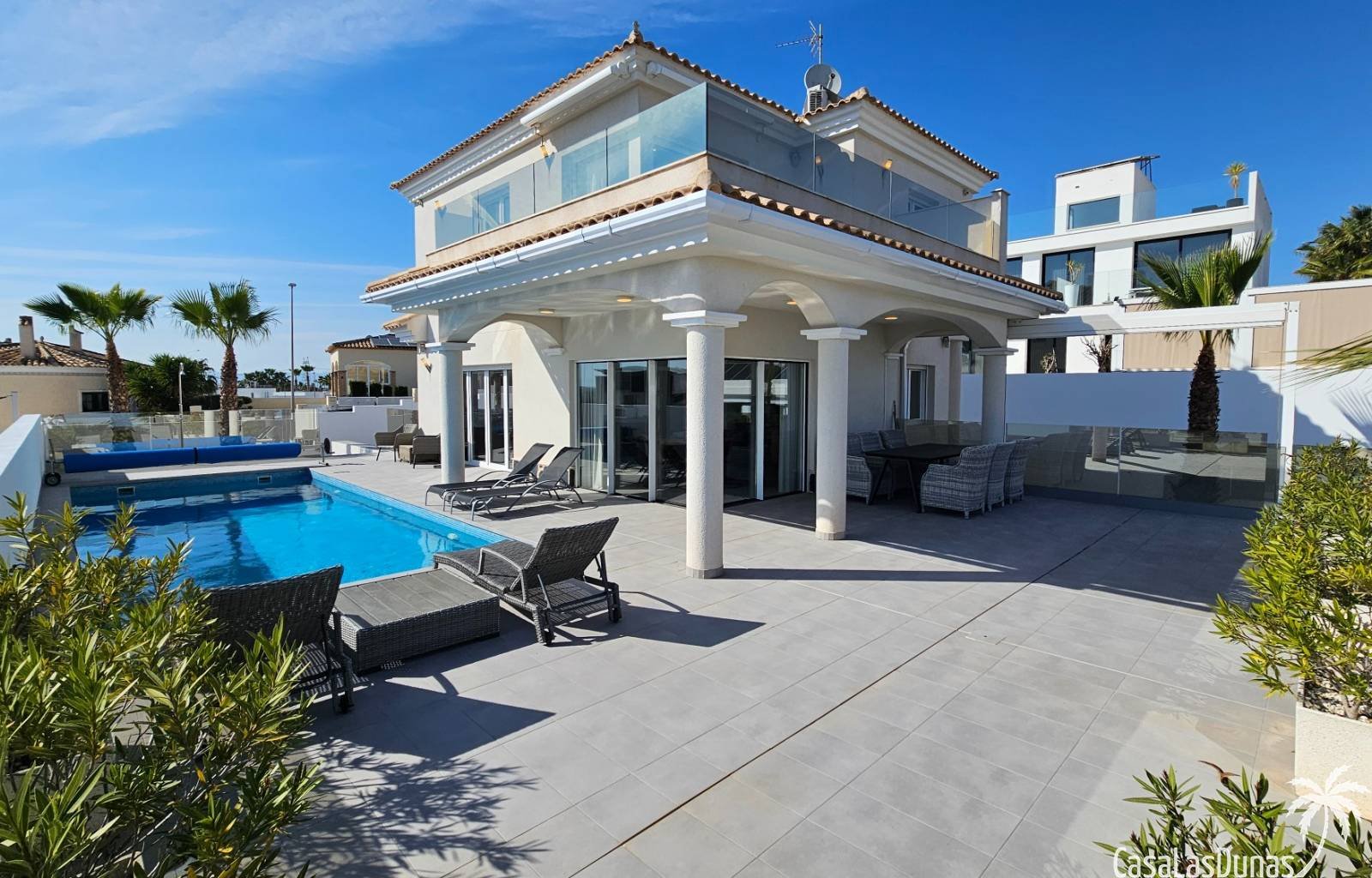 La Marina:  Die Villa Kiro ist ein luxuriöses Refugium im malerischen Dorf La Marina an der spanischen Costa. Diese prächtige Villa erstreckt sich über drei Etag 