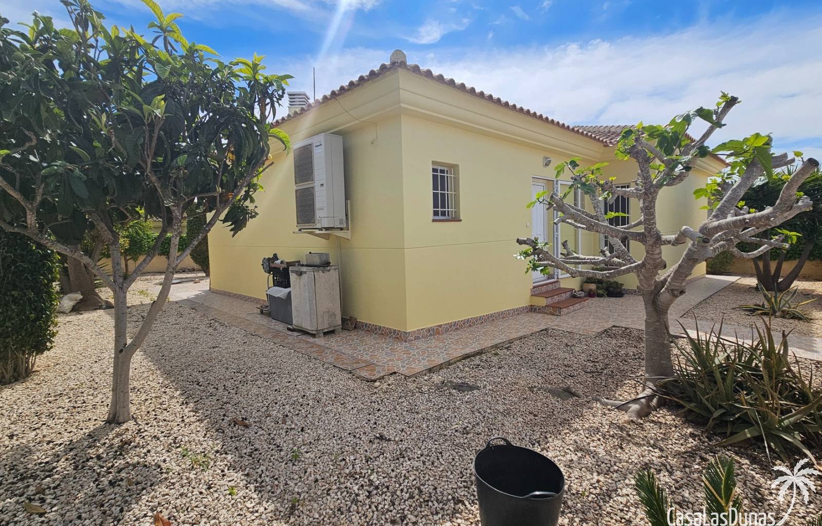 Diese gepflegte Villa befindet sich auf einem 502 m² großen Grundstück im Wohngebiet El Oasis der Urbanisation La Marina. Sie verfügt über zwei Schla