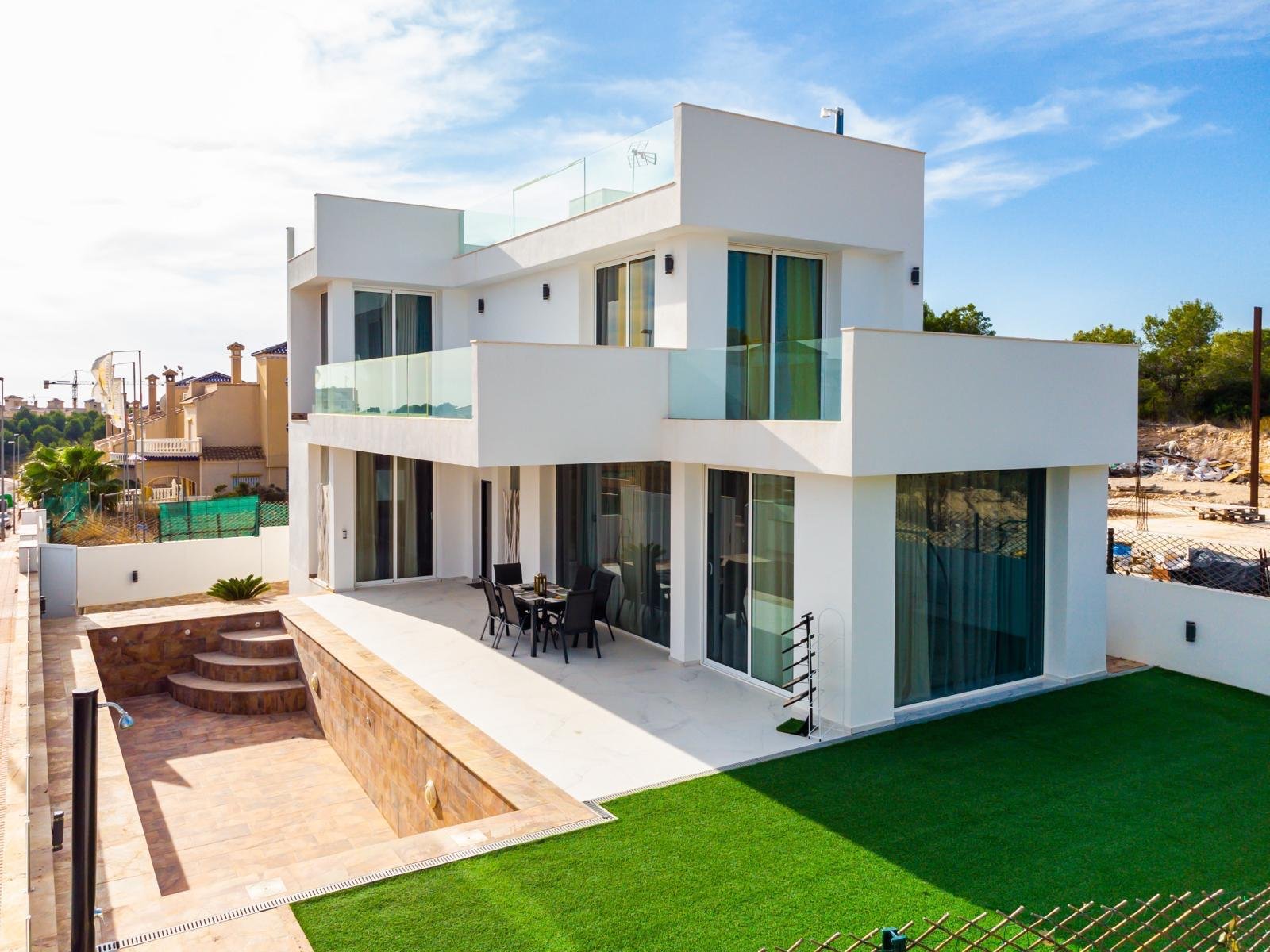 In der charmanten Stadt Orihuela gelegen, bietet diese exklusive Sammlung von 13 Immobilien eine perfekte Kombination aus Luxus und Komfort. Mit Typo