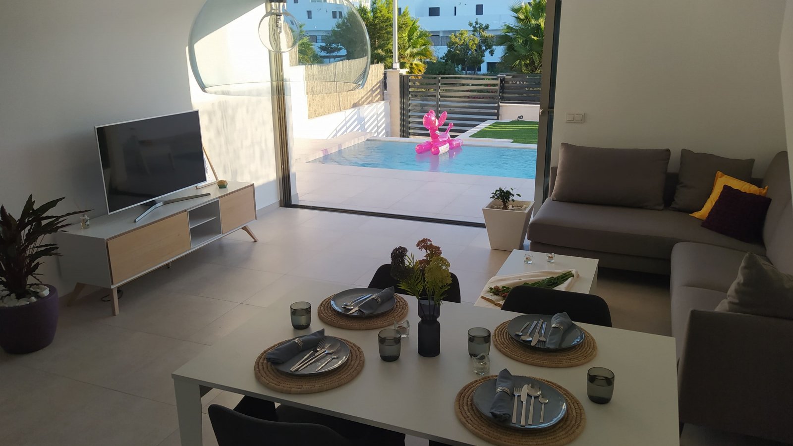 In der charmanten Stadt Orihuela gelegen, bietet diese exklusive Sammlung von 13 Immobilien eine perfekte Kombination aus Luxus und Komfort. Mit Typo