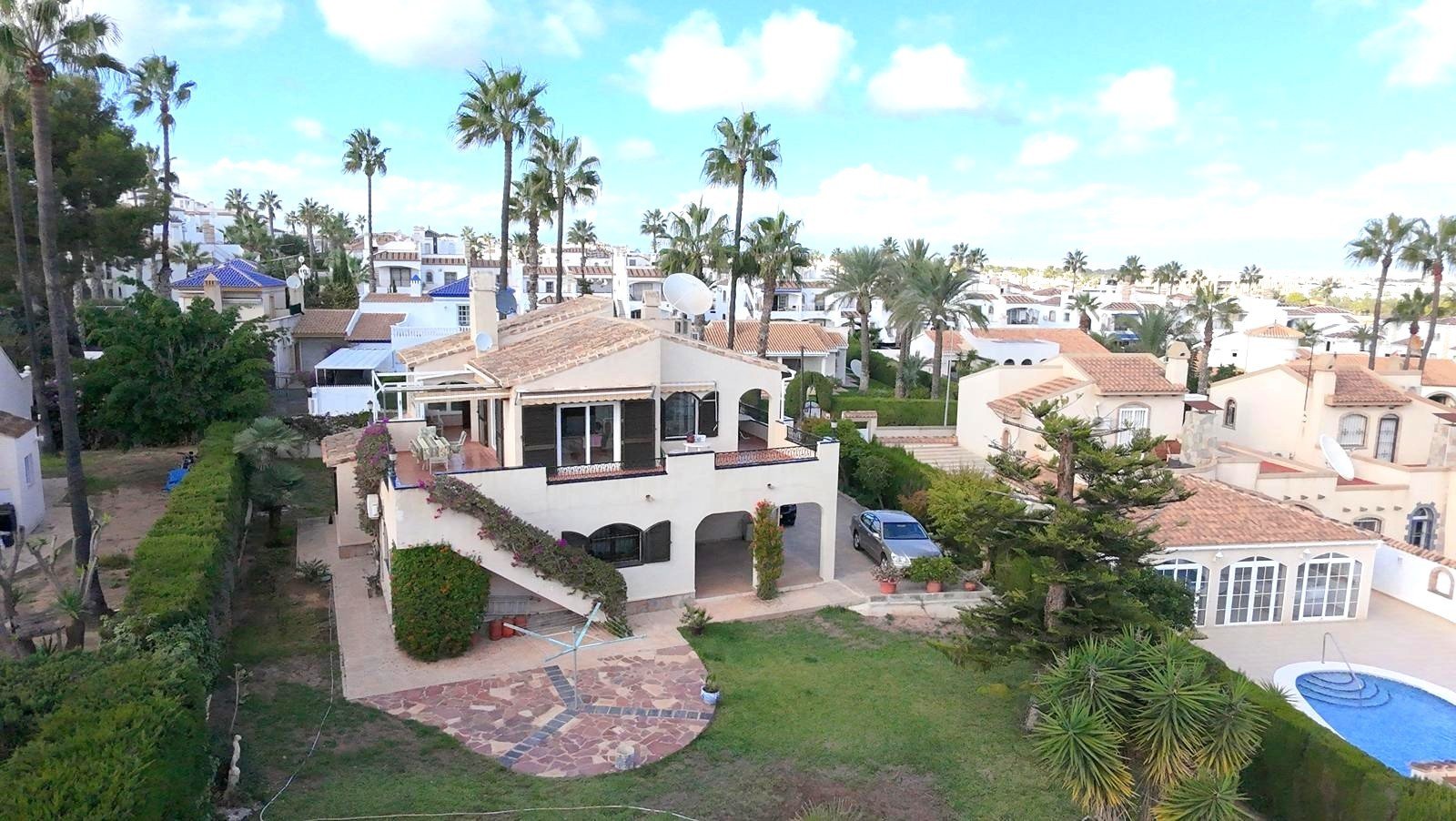 South-facing house built in 1989 with 140 m2 of built surface area under roof. Approximately 40 m2 large and very bright living room on the upper fl