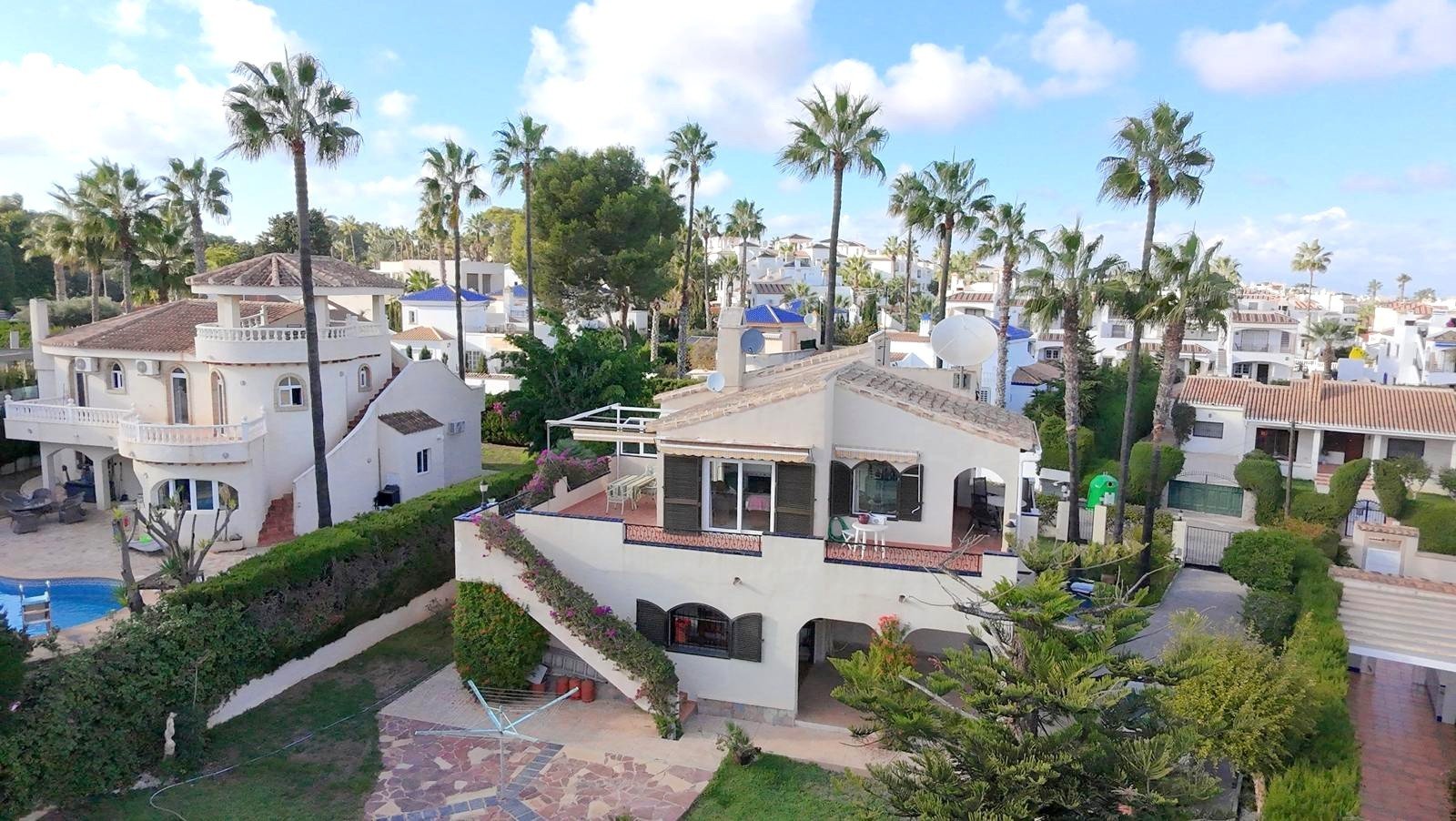 South-facing house built in 1989 with 140 m2 of built surface area under roof. Approximately 40 m2 large and very bright living room on the upper fl