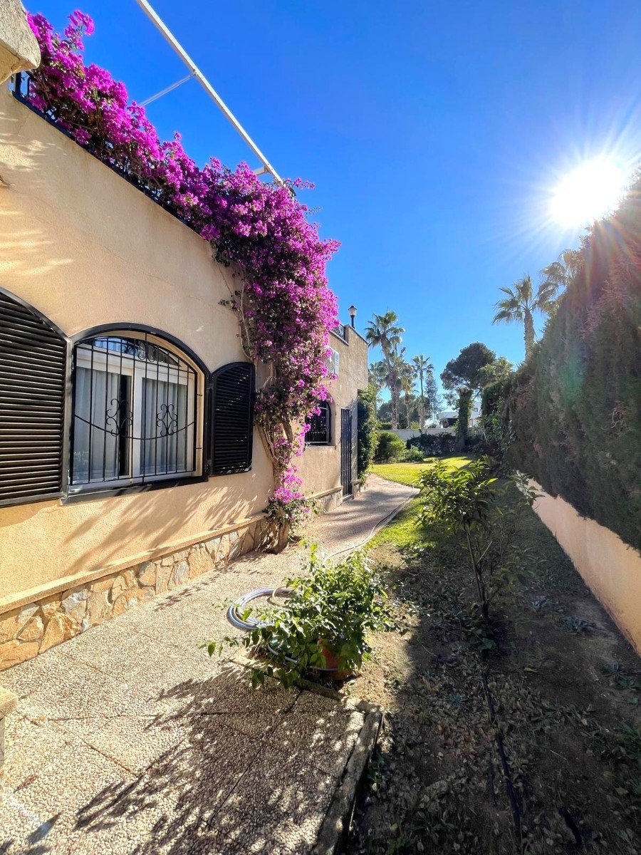South-facing house built in 1989 with 140 m2 of built surface area under roof. Approximately 40 m2 large and very bright living room on the upper fl