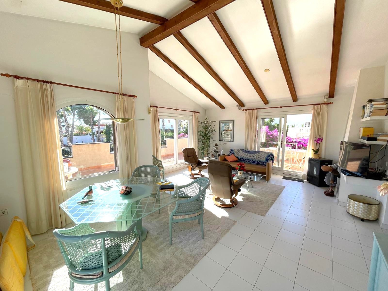 South-facing house built in 1989 with 140 m2 of built surface area under roof. Approximately 40 m2 large and very bright living room on the upper fl
