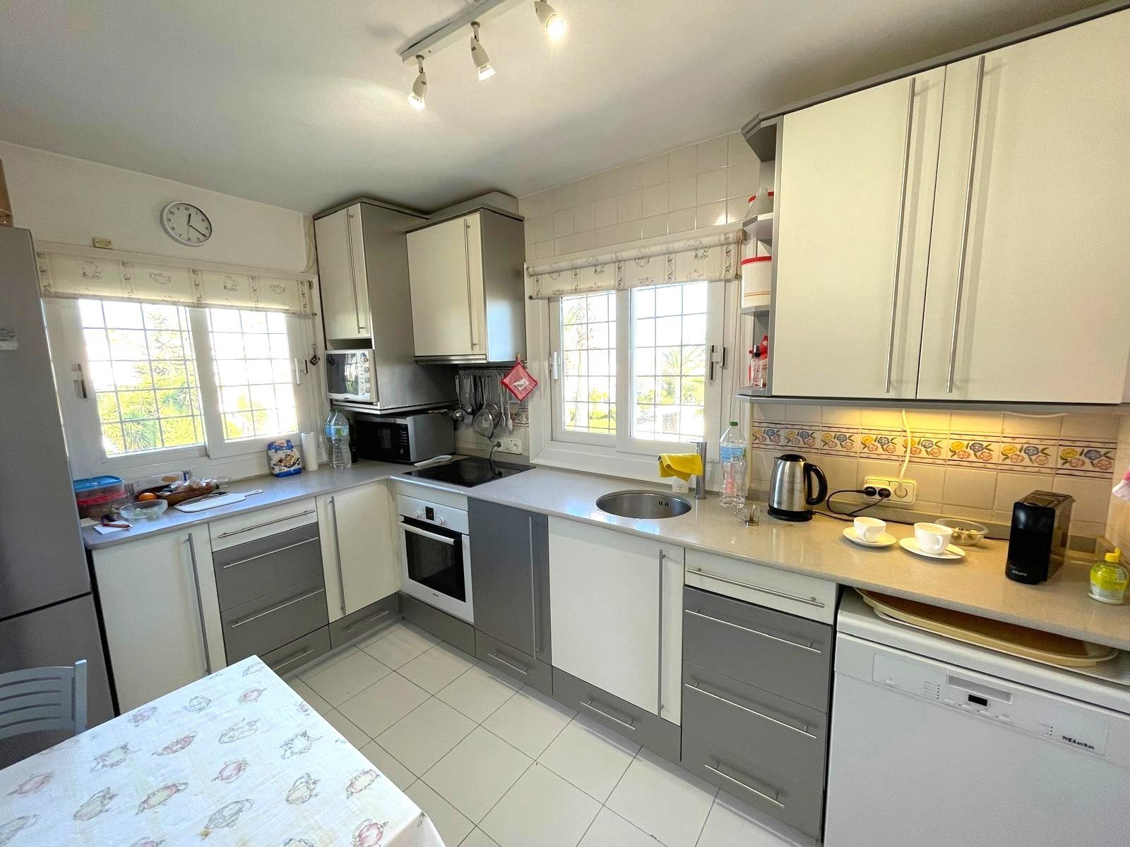 South-facing house built in 1989 with 140 m2 of built surface area under roof. Approximately 40 m2 large and very bright living room on the upper fl