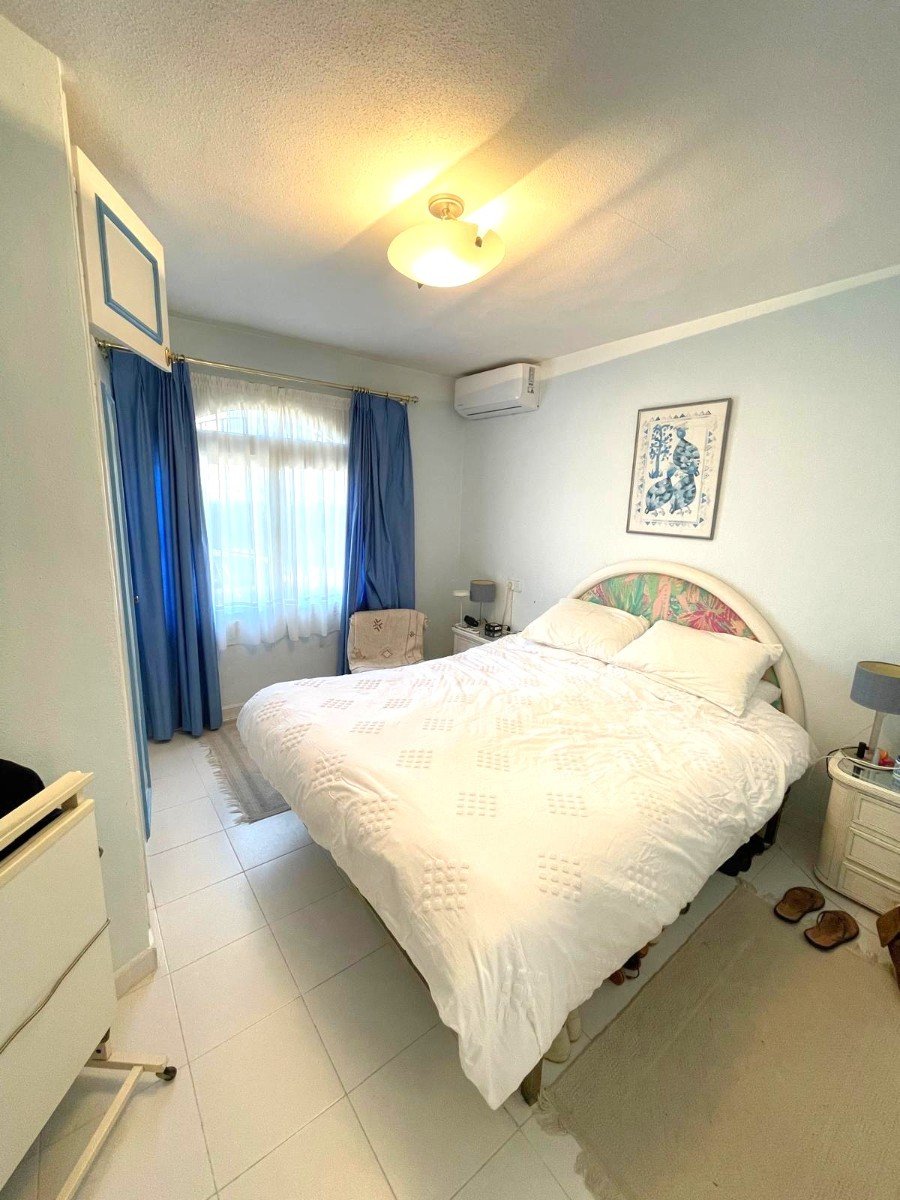 South-facing house built in 1989 with 140 m2 of built surface area under roof. Approximately 40 m2 large and very bright living room on the upper fl