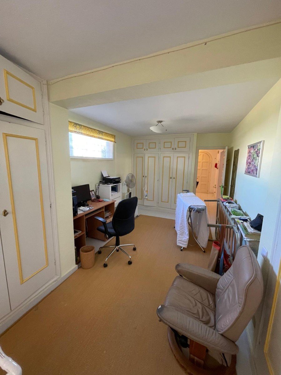South-facing house built in 1989 with 140 m2 of built surface area under roof. Approximately 40 m2 large and very bright living room on the upper fl