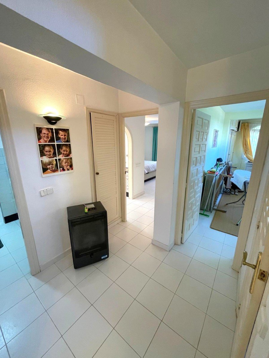 South-facing house built in 1989 with 140 m2 of built surface area under roof. Approximately 40 m2 large and very bright living room on the upper fl