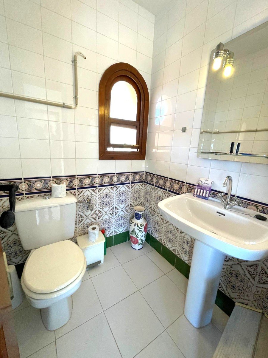 South-facing house built in 1989 with 140 m2 of built surface area under roof. Approximately 40 m2 large and very bright living room on the upper fl