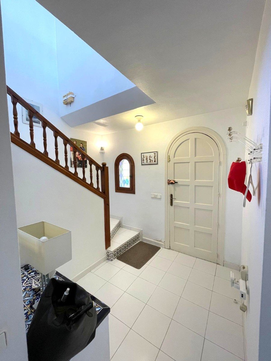 South-facing house built in 1989 with 140 m2 of built surface area under roof. Approximately 40 m2 large and very bright living room on the upper fl