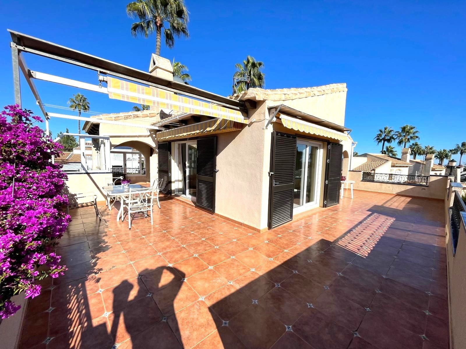 South-facing house built in 1989 with 140 m2 of built surface area under roof. Approximately 40 m2 large and very bright living room on the upper fl