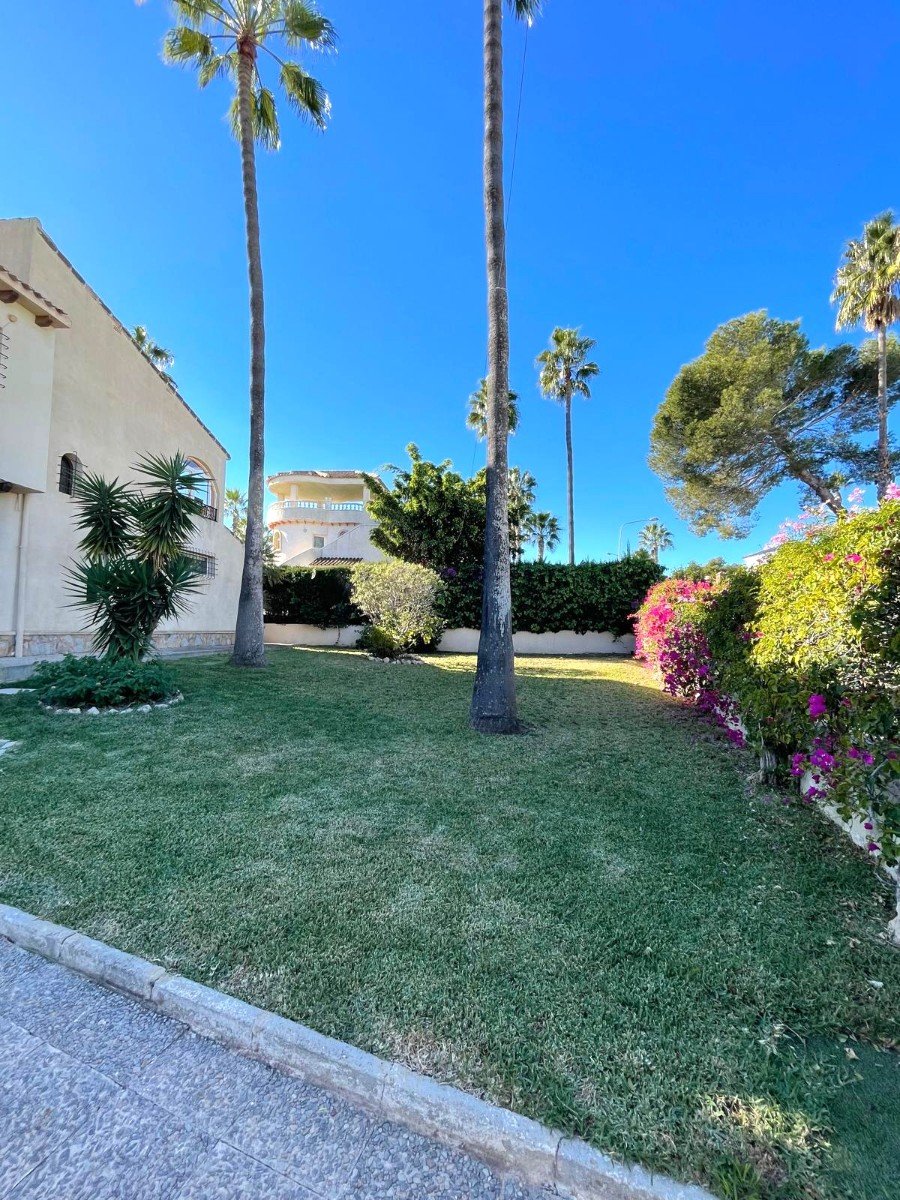 South-facing house built in 1989 with 140 m2 of built surface area under roof. Approximately 40 m2 large and very bright living room on the upper fl