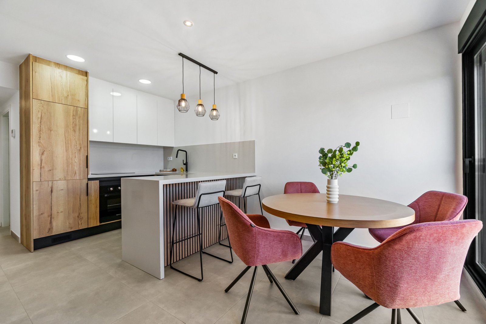 In der charmanten Stadt Santiago de la Ribera gelegen, bietet dieses exklusive Wohngebiet eine Vielzahl von Wohnmöglichkeiten, darunter Apartments, E
