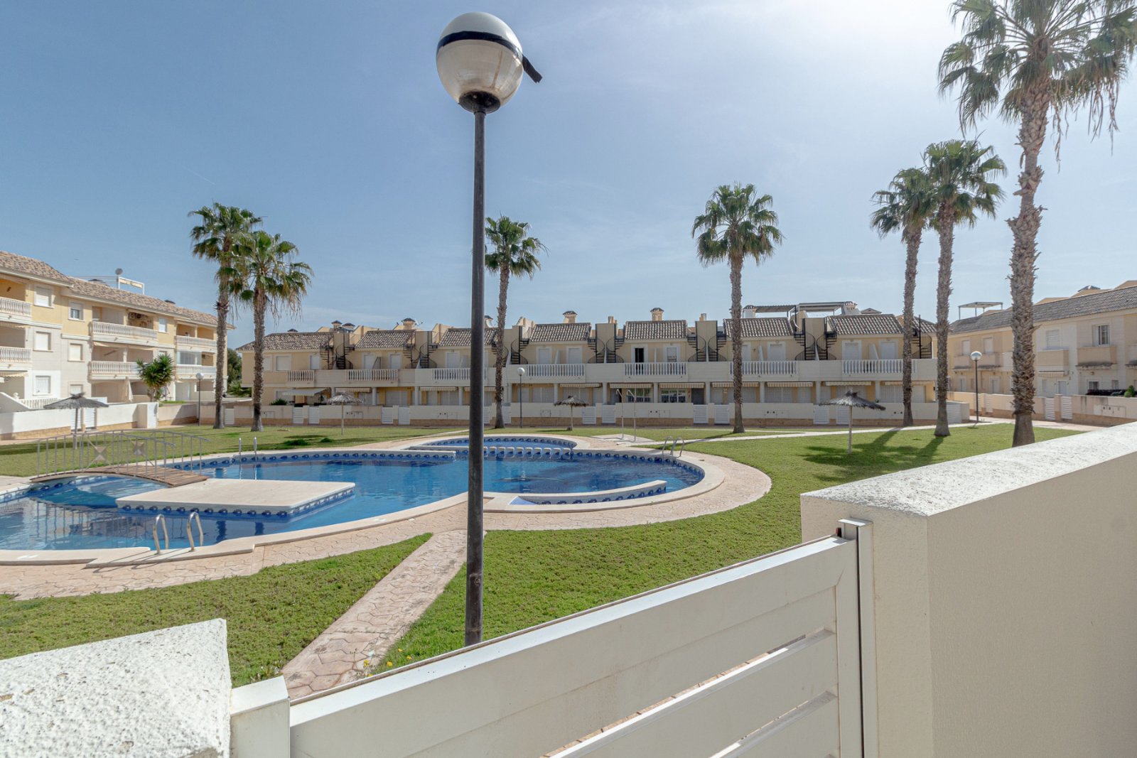  Super sonniges Reihenhaus mit zwei Ausrichtungen, gelegen in einer ruhigen und friedlichen Wohnanlage in Lomas de Cabo Roig. Die Immobilie umfasst 2 