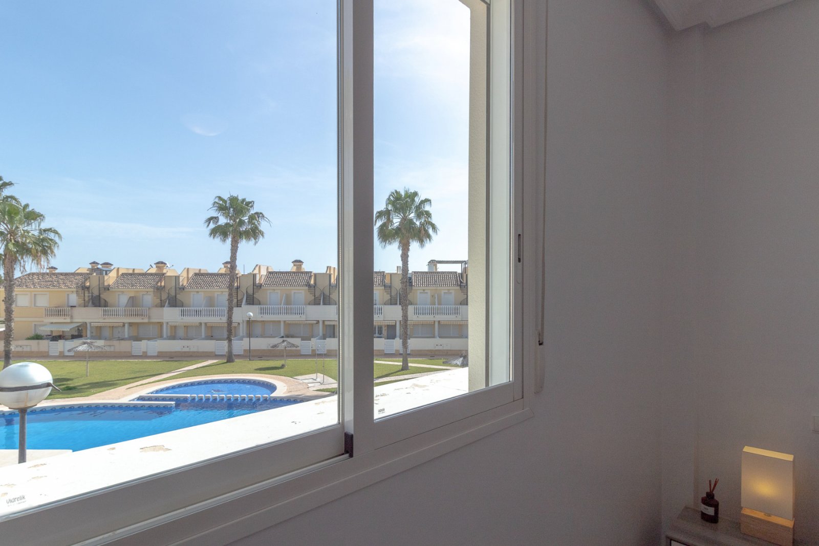  Super sonniges Reihenhaus mit zwei Ausrichtungen, gelegen in einer ruhigen und friedlichen Wohnanlage in Lomas de Cabo Roig. Die Immobilie umfasst 2 