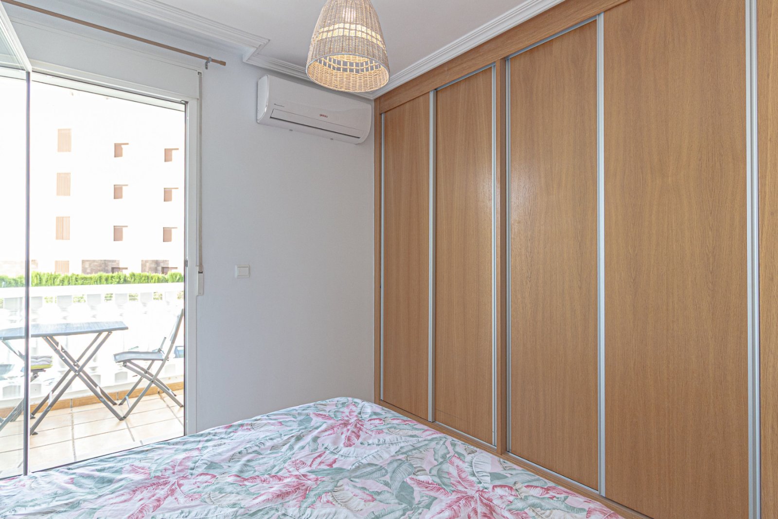  Super sonniges Reihenhaus mit zwei Ausrichtungen, gelegen in einer ruhigen und friedlichen Wohnanlage in Lomas de Cabo Roig. Die Immobilie umfasst 2 