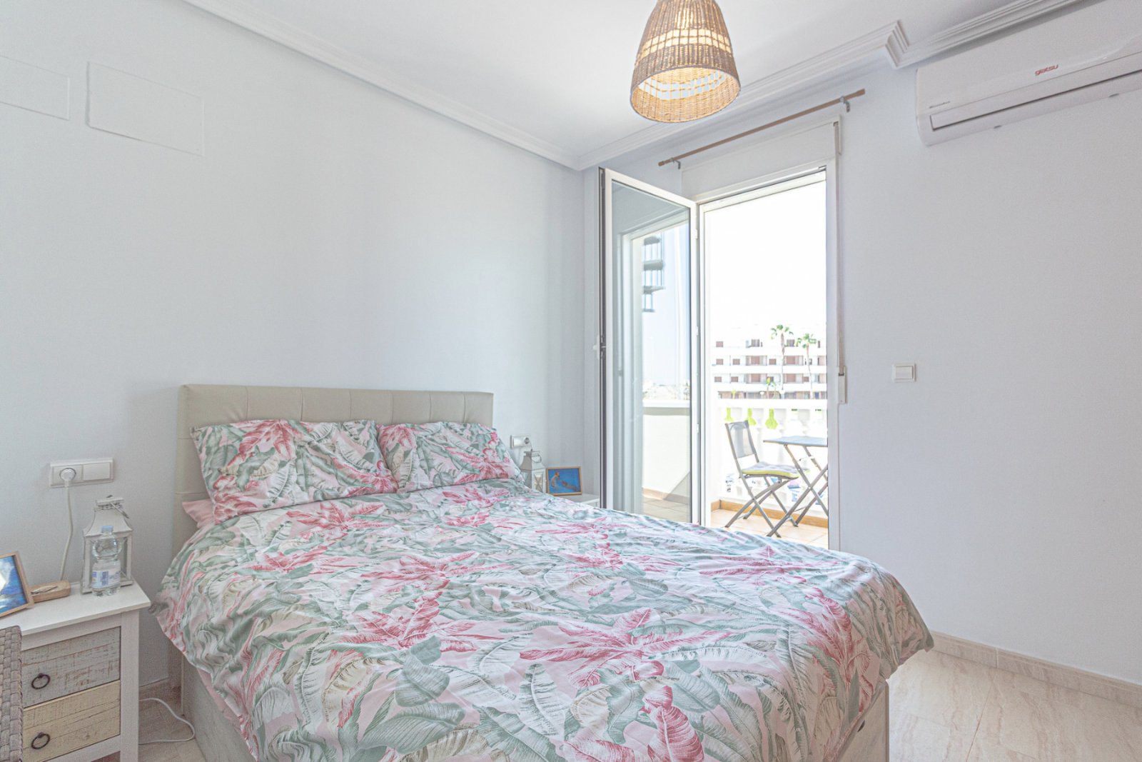  Super sonniges Reihenhaus mit zwei Ausrichtungen, gelegen in einer ruhigen und friedlichen Wohnanlage in Lomas de Cabo Roig. Die Immobilie umfasst 2 