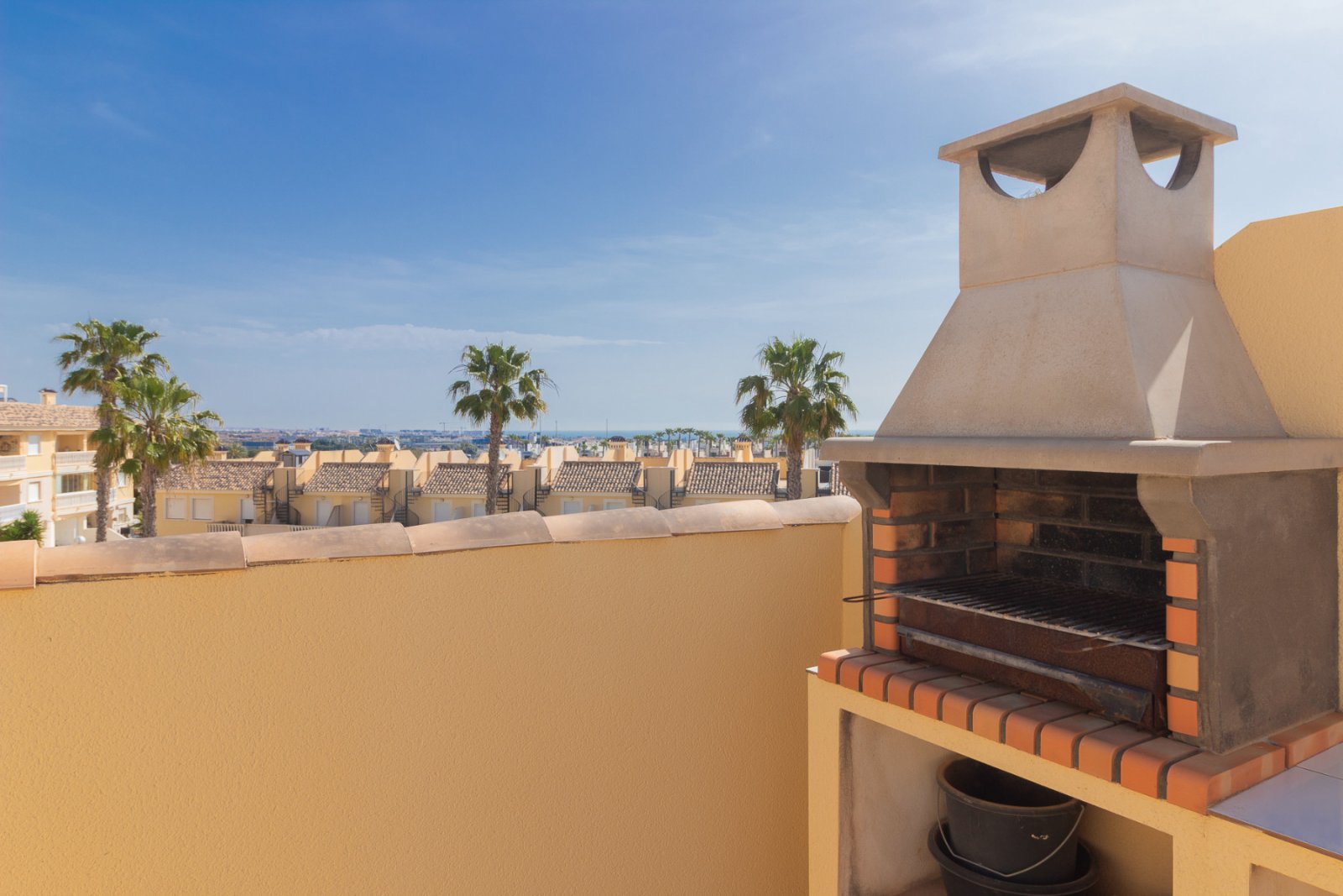  Super sonniges Reihenhaus mit zwei Ausrichtungen, gelegen in einer ruhigen und friedlichen Wohnanlage in Lomas de Cabo Roig. Die Immobilie umfasst 2 