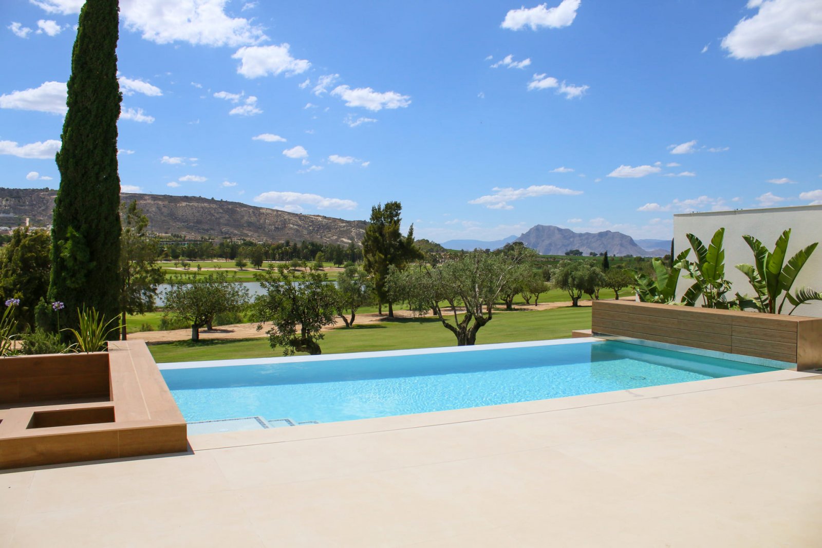 Die exklusiven Villen im prestigeträchtigen La Finca Golf bieten ein einzigartiges Wohnerlebnis. Mit insgesamt 12 Immobilien ist jede Villa darauf au