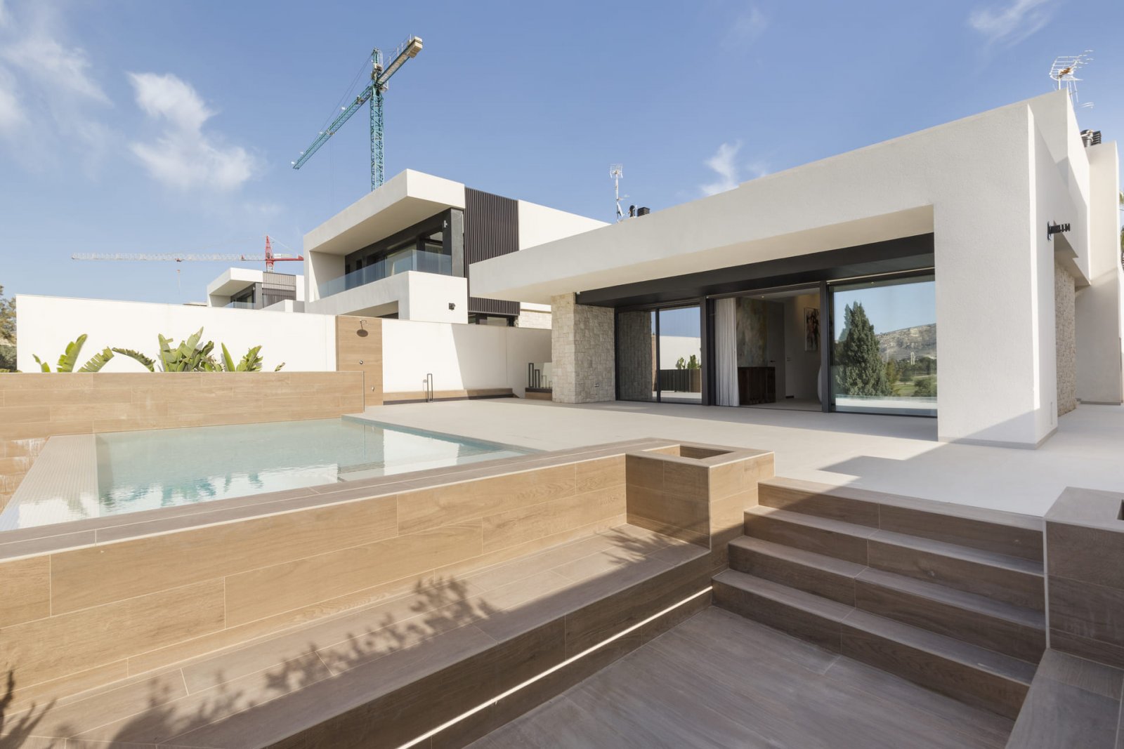 Die exklusiven Villen im prestigeträchtigen La Finca Golf bieten ein einzigartiges Wohnerlebnis. Mit insgesamt 12 Immobilien ist jede Villa darauf au