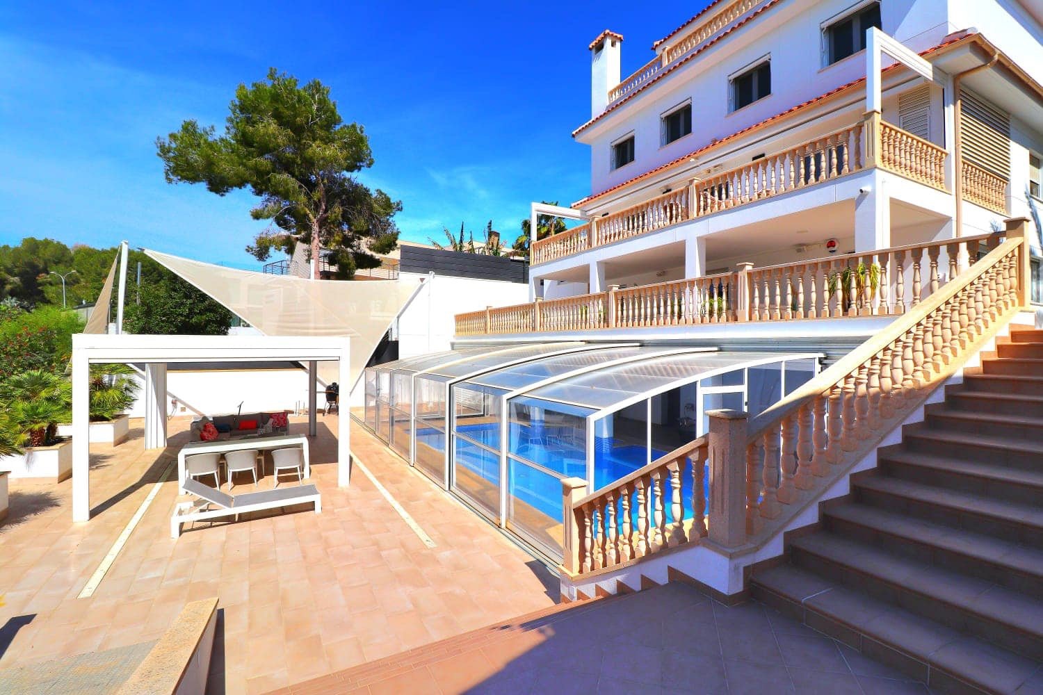   "Welcome to a three-story haven in Campoamor, just 500 meters from the sea! This spacious villa seamlessly blends luxury, comfort, and proximit