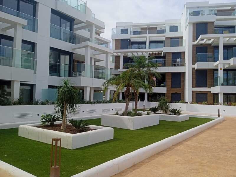 In der charmanten Stadt Dénia gelegen, bietet dieses exklusive Wohnresort eine privilegierte Umgebung in erster Meereslinie. Mit insgesamt 38 Immobil