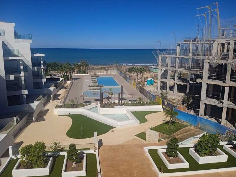In der charmanten Stadt Dénia gelegen, bietet dieses exklusive Wohnresort eine privilegierte Umgebung in erster Meereslinie. Mit insgesamt 38 Immobil