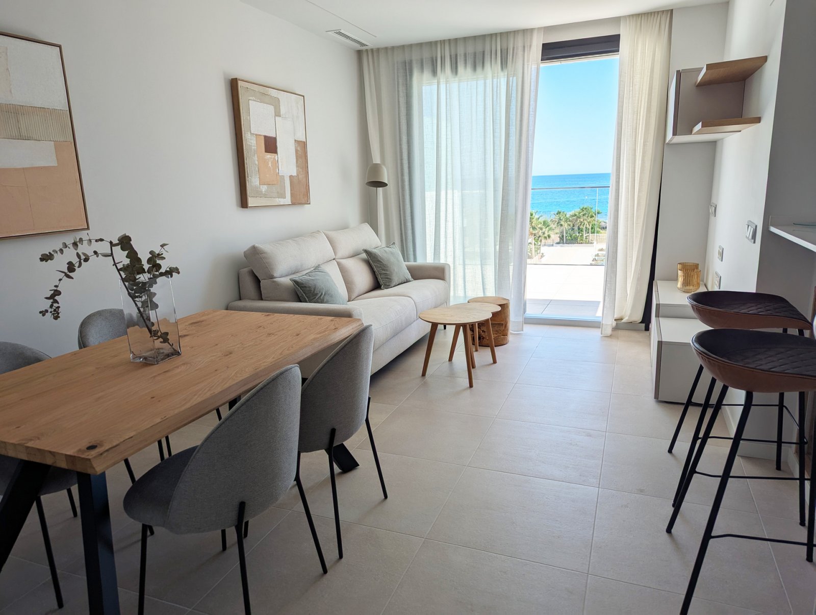 In der charmanten Stadt Dénia gelegen, bietet dieses exklusive Wohnresort eine privilegierte Umgebung in erster Meereslinie. Mit insgesamt 38 Immobil