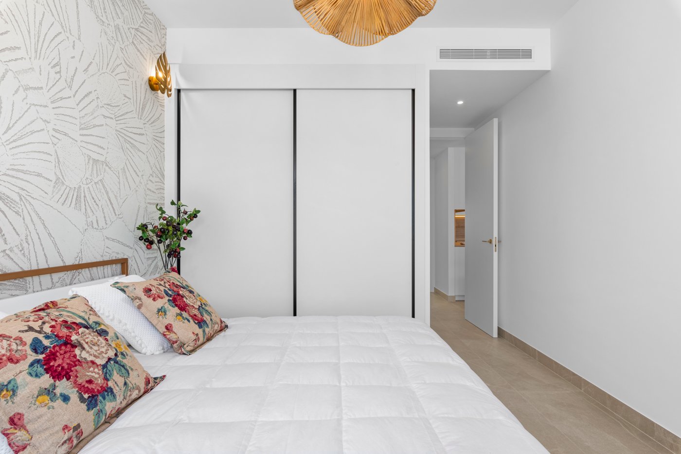 In der charmanten Stadt Benijófar gelegen, bietet dieser Wohnkomplex insgesamt 31 Wohnungen, die darauf ausgelegt sind, die Bedürfnisse der anspruchs