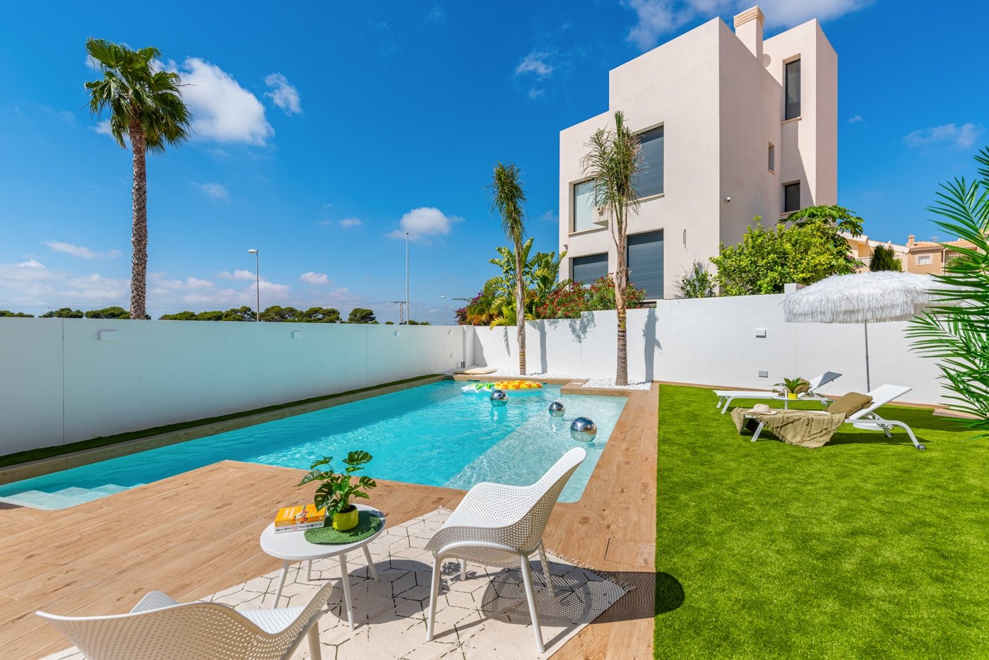 In der prestigeträchtigen Gegend von Ciudad Quesada gelegen, bieten diese freistehenden Immobilien eine exklusive und ruhige Umgebung. Mit nur zwei v
