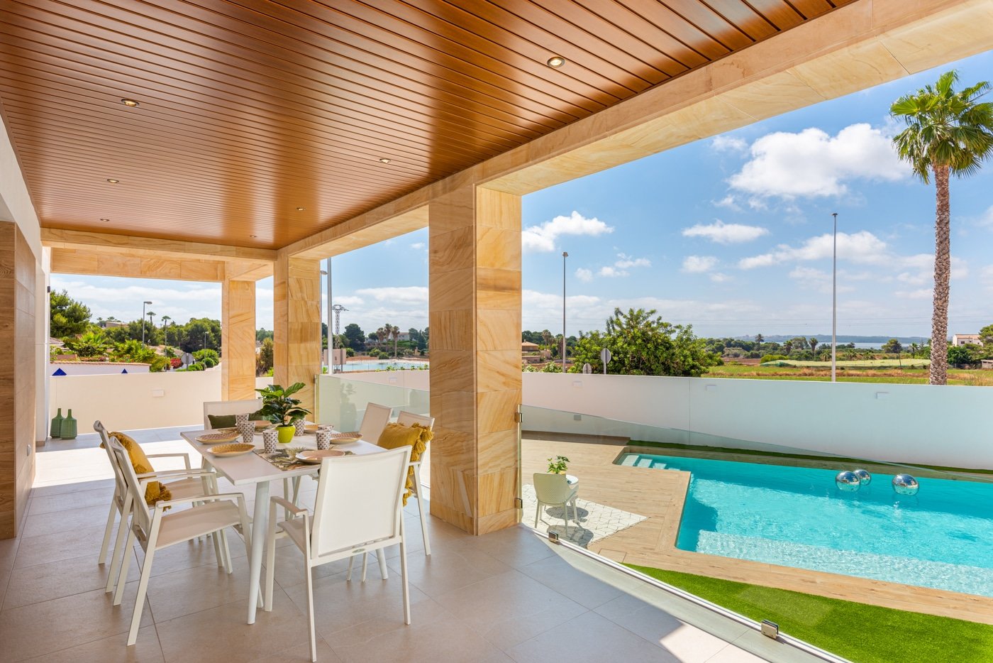 In der prestigeträchtigen Gegend von Ciudad Quesada gelegen, bieten diese freistehenden Immobilien eine exklusive und ruhige Umgebung. Mit nur zwei v