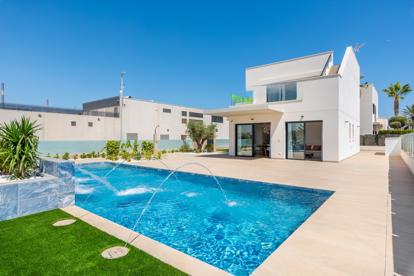 In der charmanten Stadt Orihuela gelegen, bieten diese exklusiven Villen eine privilegierte Umgebung für diejenigen, die ein Zuhause an der Costa Bla