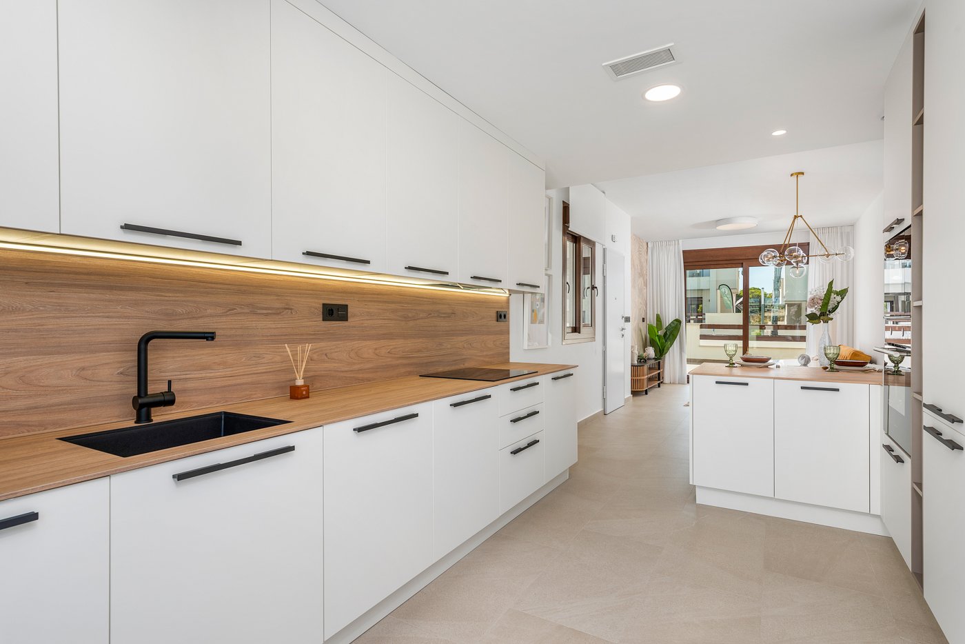 Erleben Sie den ultimativen mediterranen Lebensstil in diesem atemberaubenden Bungalow mit 2 Schlafzimmern und 2 Bädern an der südlichen Costa Blanca
