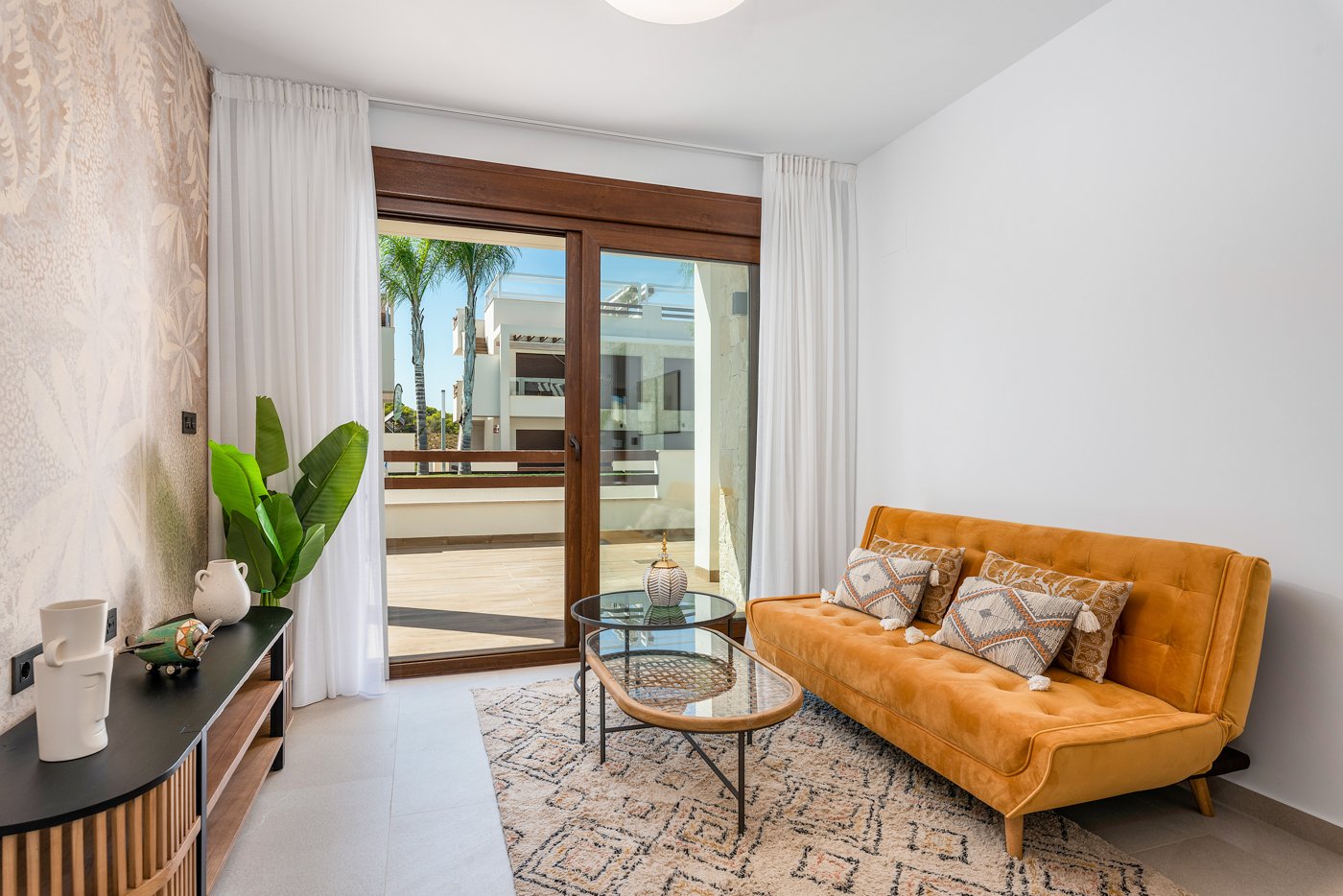 Erleben Sie den ultimativen mediterranen Lebensstil in diesem atemberaubenden Bungalow mit 2 Schlafzimmern und 2 Bädern an der südlichen Costa Blanca