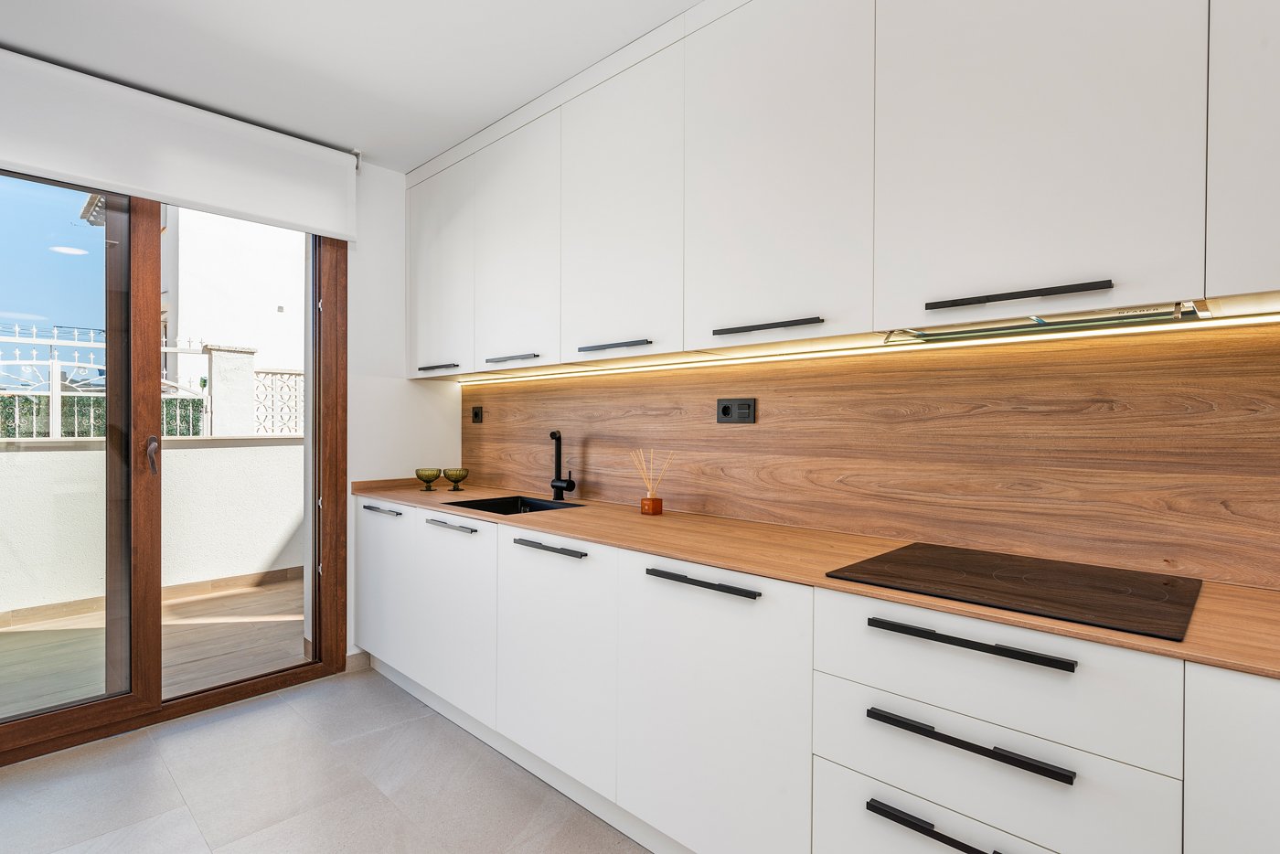 Erleben Sie den ultimativen mediterranen Lebensstil in diesem atemberaubenden Bungalow mit 2 Schlafzimmern und 2 Bädern an der südlichen Costa Blanca