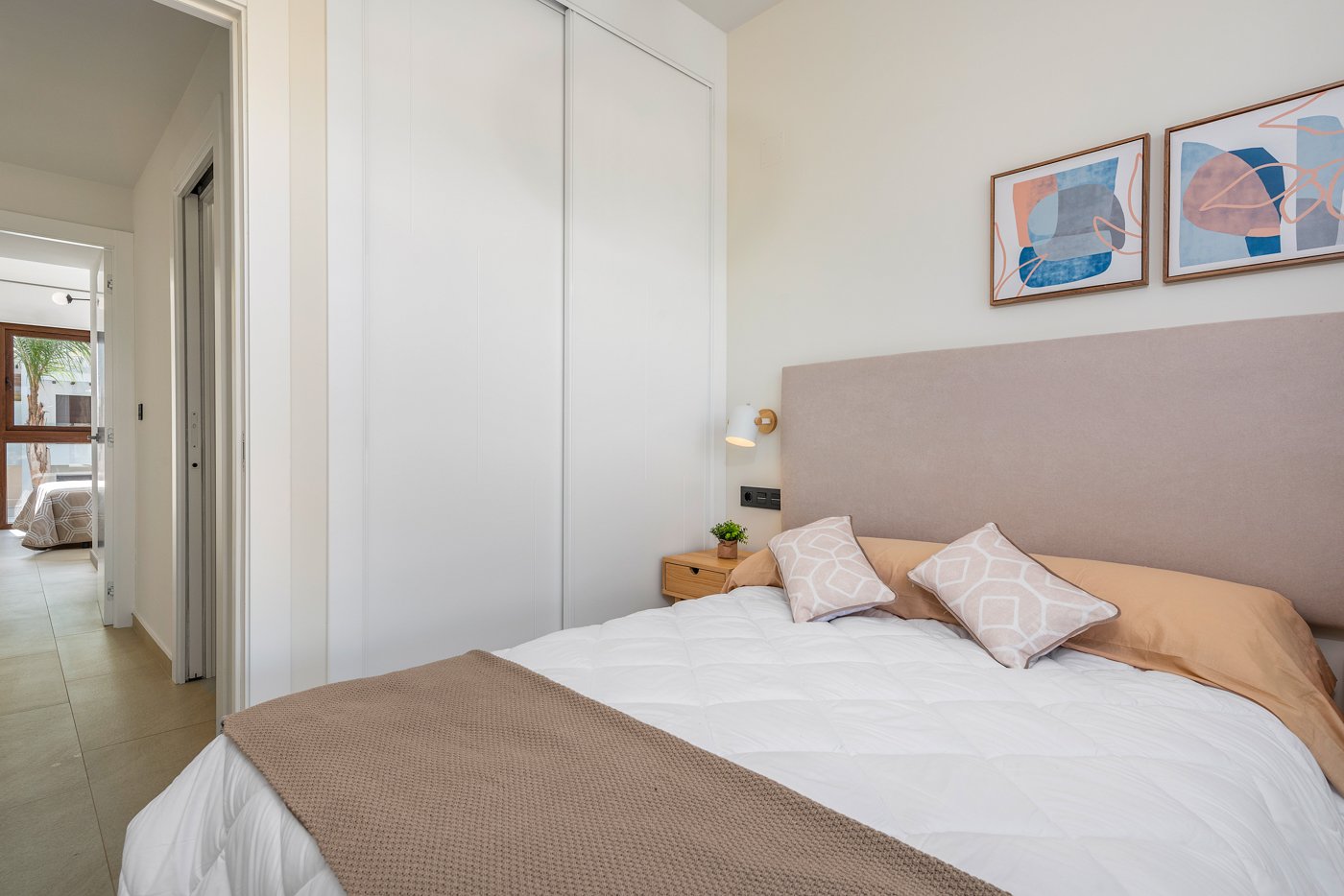 Erleben Sie den ultimativen mediterranen Lebensstil in diesem atemberaubenden Bungalow mit 2 Schlafzimmern und 2 Bädern an der südlichen Costa Blanca
