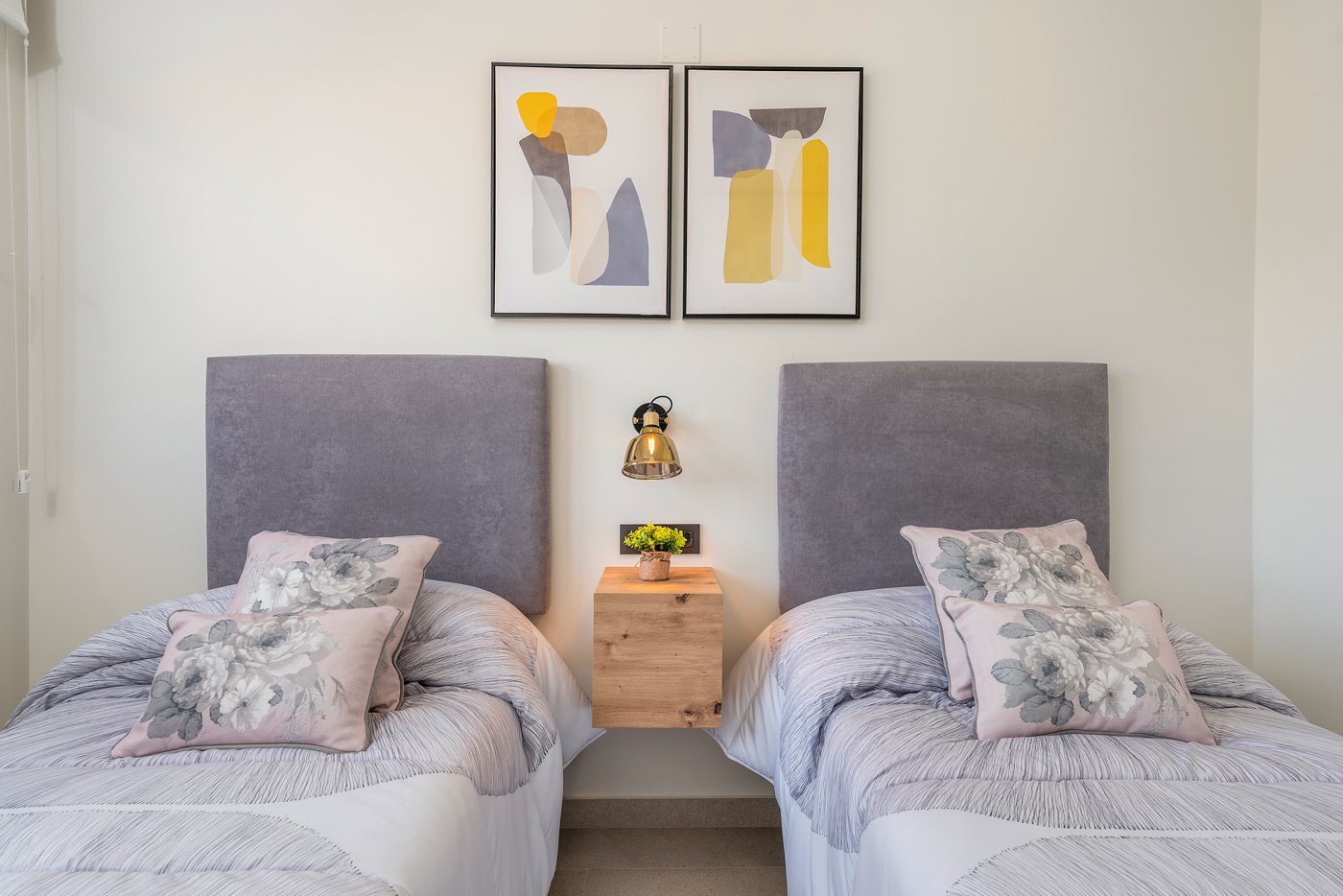 Erleben Sie den ultimativen mediterranen Lebensstil in diesem atemberaubenden Bungalow mit 2 Schlafzimmern und 2 Bädern an der südlichen Costa Blanca