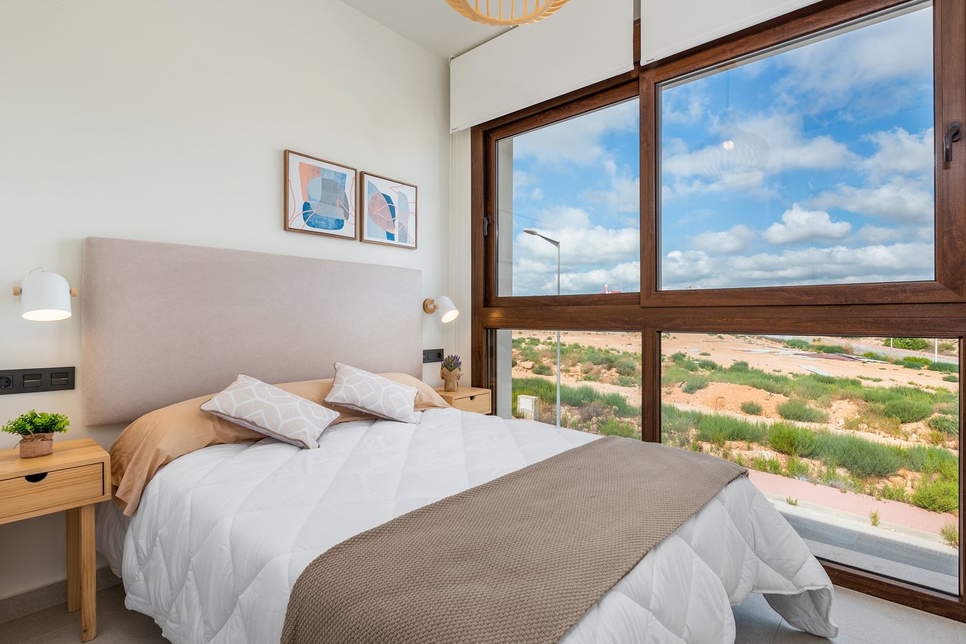 Erleben Sie den ultimativen mediterranen Lebensstil in diesem atemberaubenden Bungalow mit 2 Schlafzimmern und 2 Bädern an der südlichen Costa Blanca
