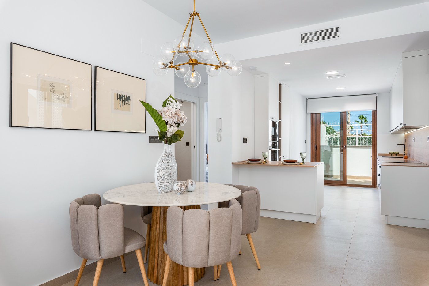Erleben Sie den ultimativen mediterranen Lebensstil in diesem atemberaubenden Bungalow mit 2 Schlafzimmern und 2 Bädern an der südlichen Costa Blanca