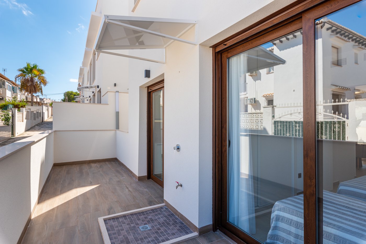 Erleben Sie den ultimativen mediterranen Lebensstil in diesem atemberaubenden Bungalow mit 2 Schlafzimmern und 2 Bädern an der südlichen Costa Blanca