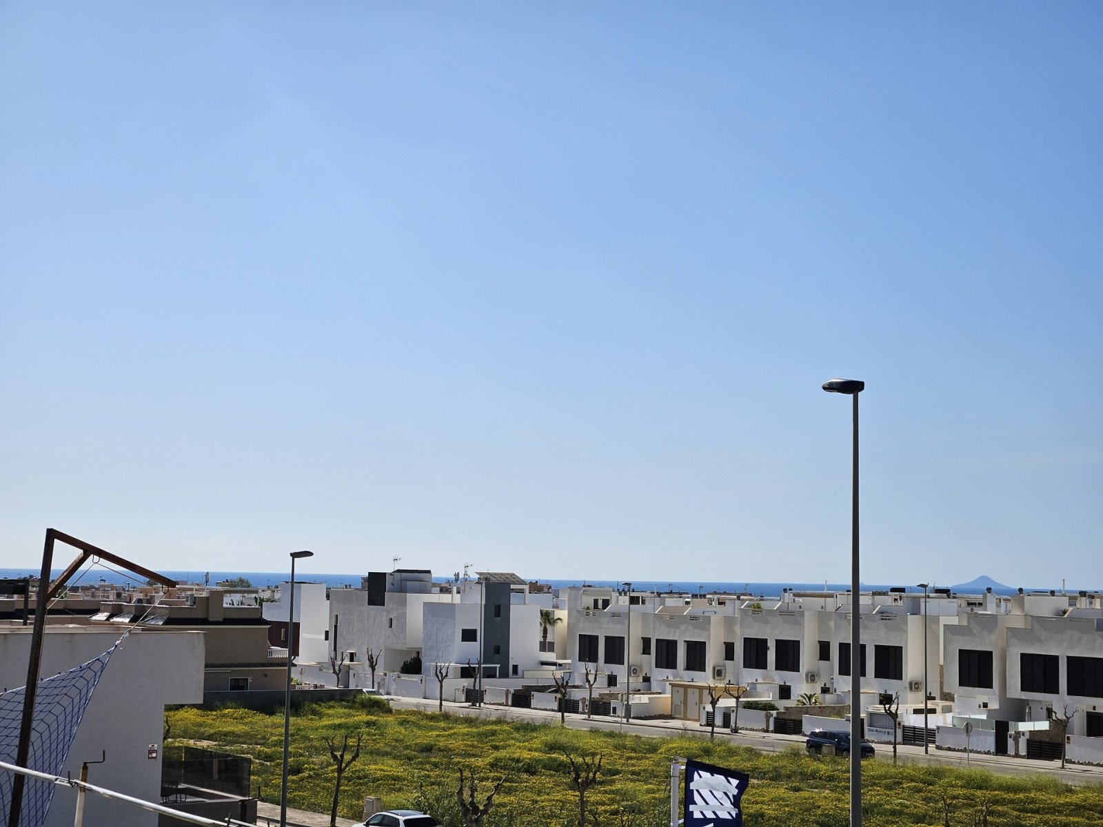 Gelegen im charmanten Torre de la Horadada, bietet diese exklusive Sammlung von 19 Immobilien eine Vielzahl von Wohnmöglichkeiten, die zu verschieden