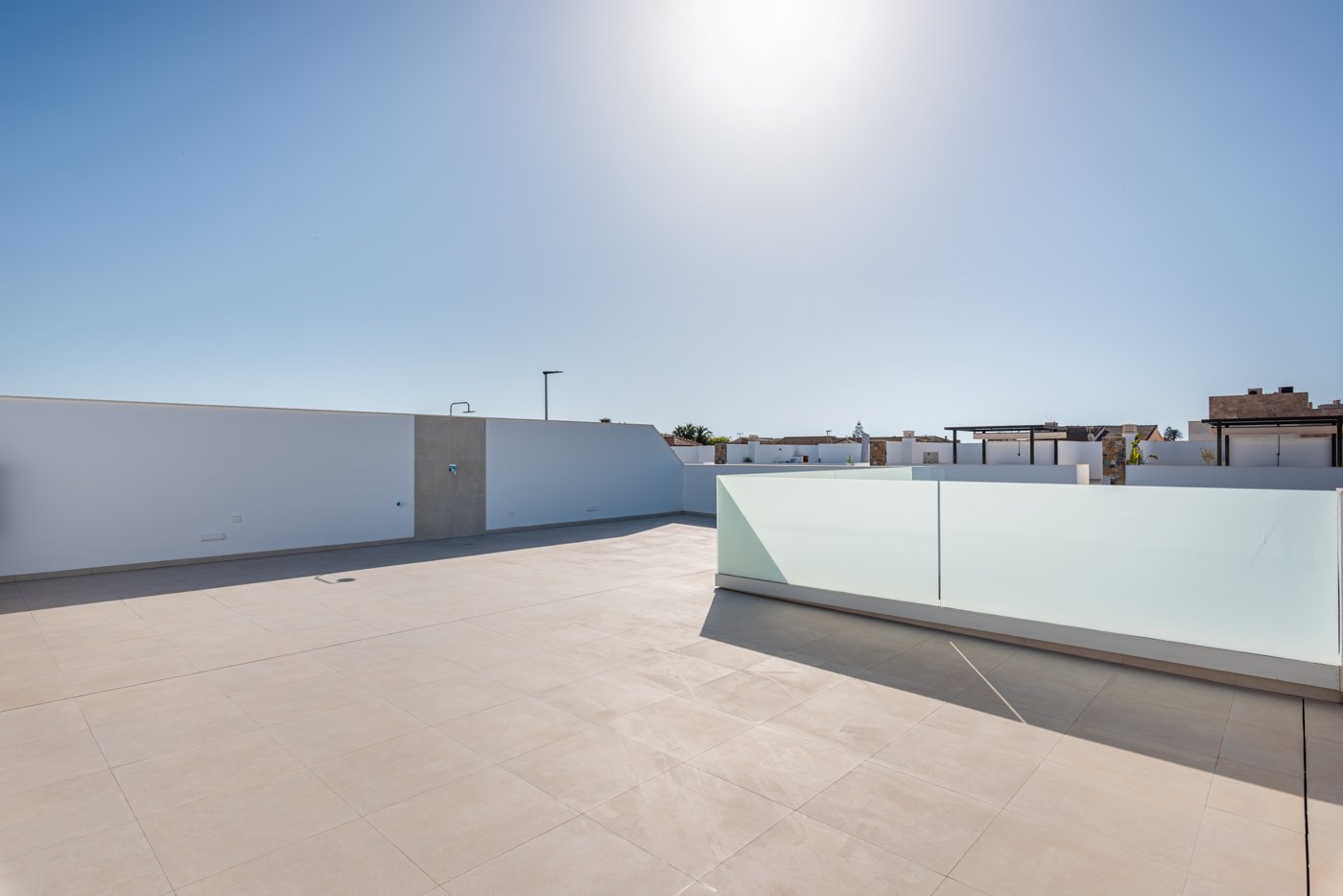In der charmanten Stadt Los Alcázares gelegen, bietet dieser Wohnkomplex 23 freistehende Häuser, die für diejenigen entworfen wurden, die einen exklu