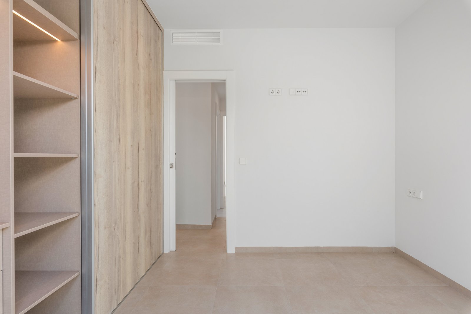 In der charmanten Stadt Los Alcázares gelegen, bietet dieser Wohnkomplex 23 freistehende Häuser, die für diejenigen entworfen wurden, die einen exklu