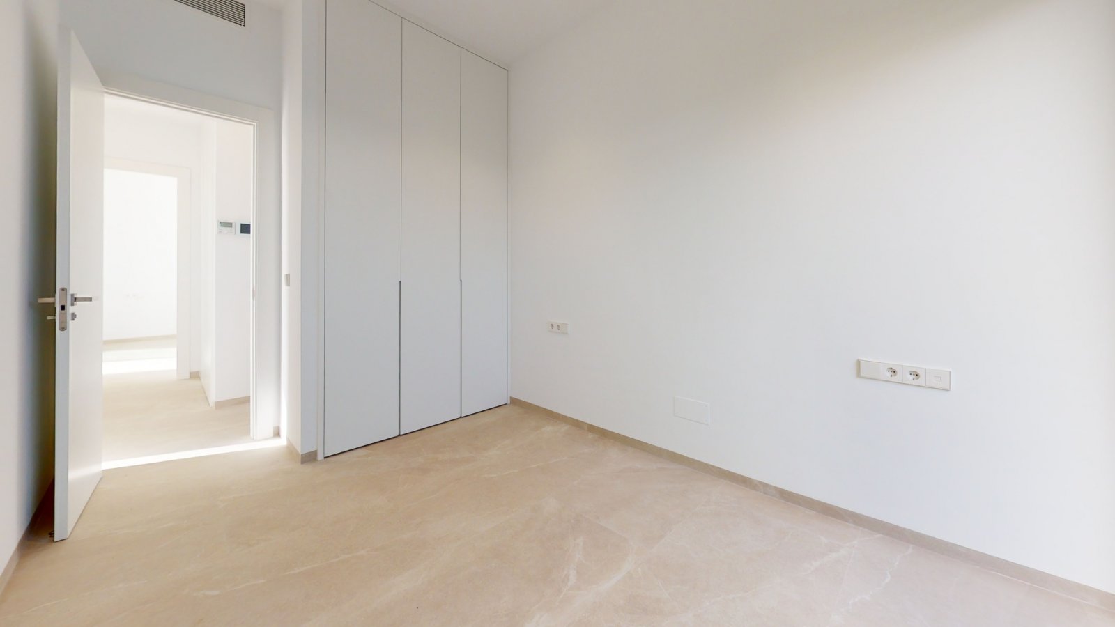 In der charmanten Stadt Los Alcázares gelegen, bietet dieser Wohnkomplex 23 freistehende Häuser, die für diejenigen entworfen wurden, die einen exklu